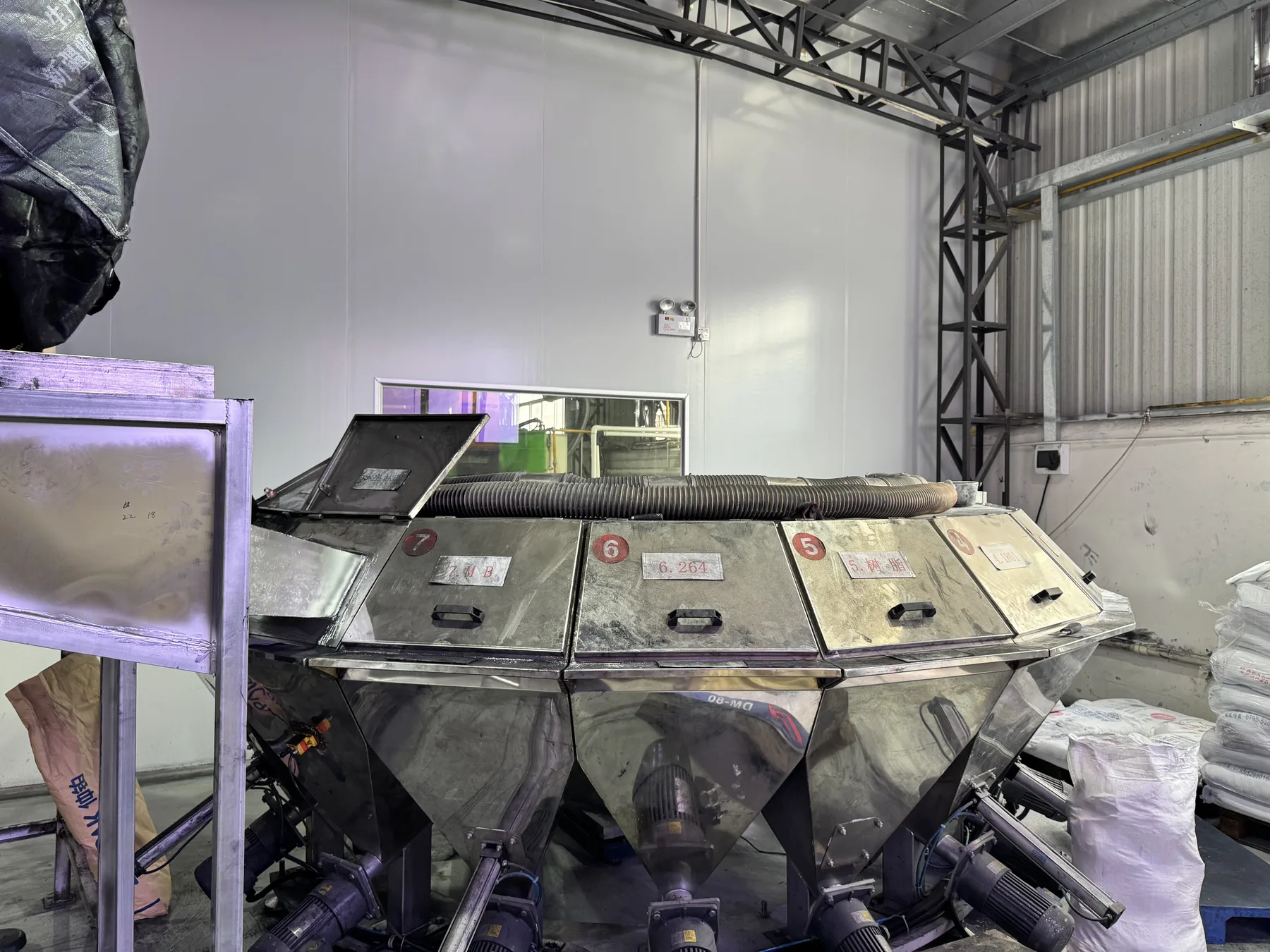 Automatic weighing equipment for rubber compound ingredients