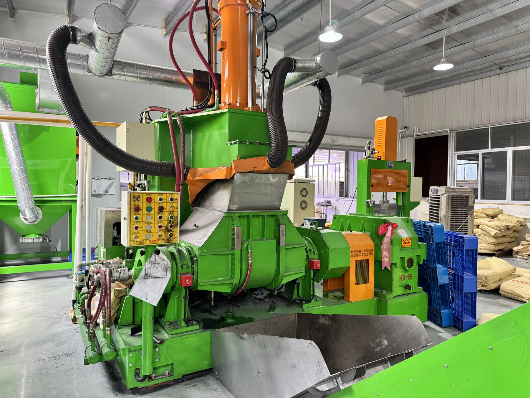 Internal rubber mixer in a source factory