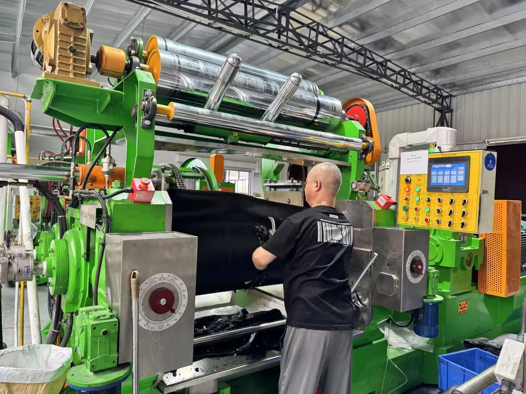 Open mill processing compounded rubber