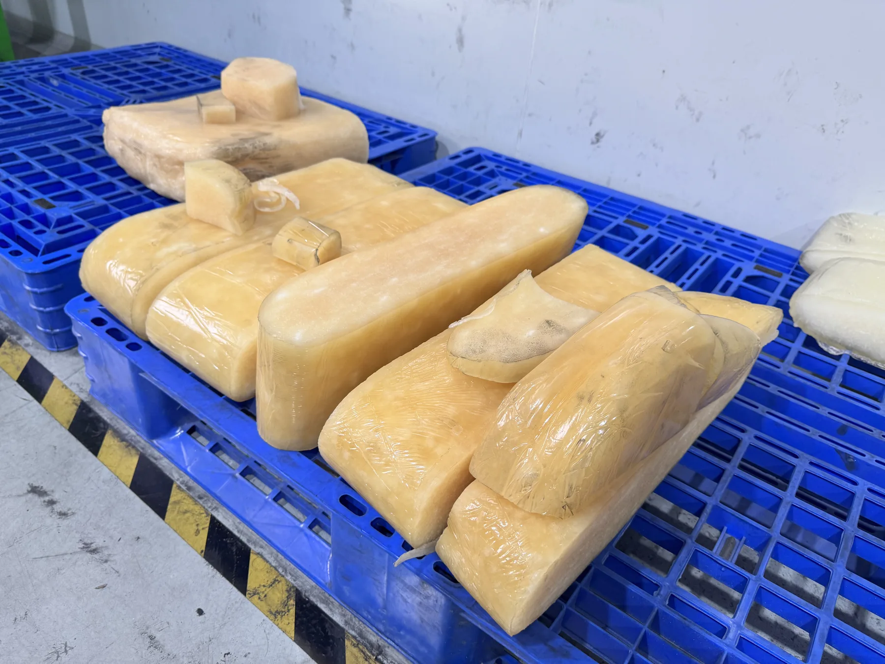 Bales of rubber raw material prepared for compounding